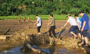 Thủ tướng lội bùn thăm hỏi người dân, bộ đội nơi lũ quét