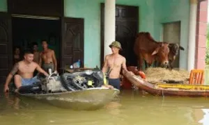 Người dân ngoại thành Hà Nội cứu tài sản trong biển lũ