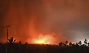 Núi lửa Indonesia phun trào, thiêu rụi nhiều nhà dân Núi lửa Indonesia phun trào, thiêu rụi nhiều nhà dân