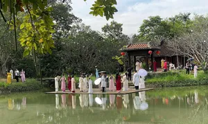 Hàng nghìn khách chụp hình Tết ở bảo tàng Áo dài TP HCM Hàng nghìn khách chụp hình Tết ở bảo tàng Áo dài TP HCM