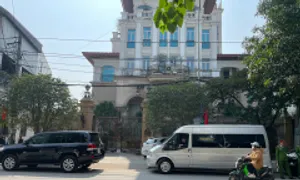 Nhiều công an xuất hiện tại nhà mẹ 'đại gia kim cương' Nhiều công an xuất hiện tại nhà mẹ 'đại gia kim cương'